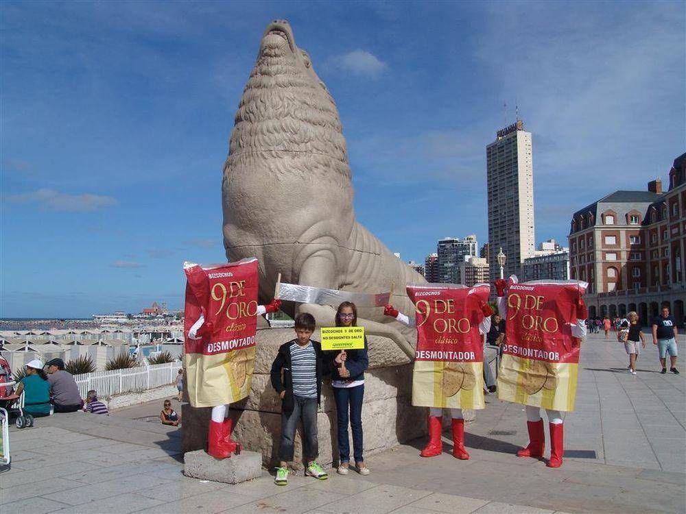 La denuncia de Greenpeace contra Bizcochos 9 de Oro contina en las playas