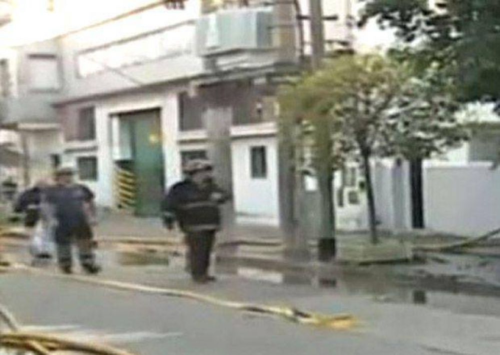 Incendio raj� las paredes de un laboratorio veterinario