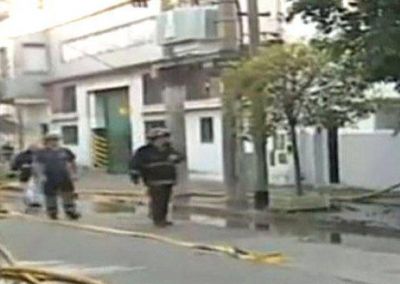 Incendio raj� las paredes de un laboratorio veterinario