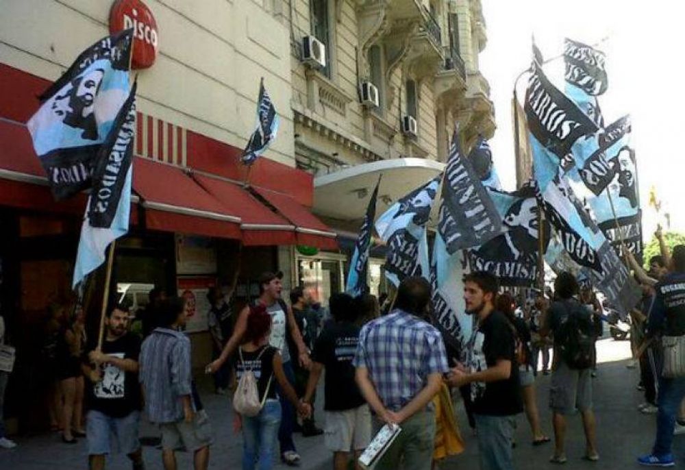 Militantes kirchneristas escracharon una sucursal de Disco