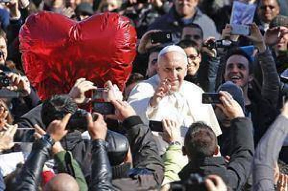 Inusual audiencia del Papa con novios de todo el mundo