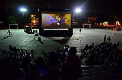 Volvi� el Cine en los Barrios, con "La m�quina que hace estrellas"