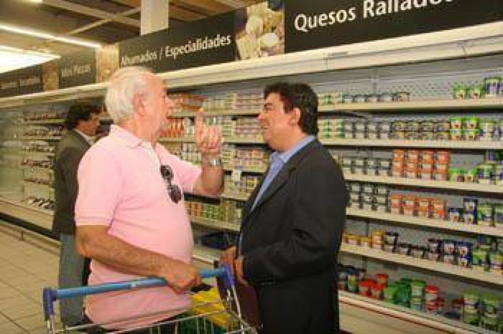 Espinoza recorri� los supermercado para controlar los Precios Cuidados
