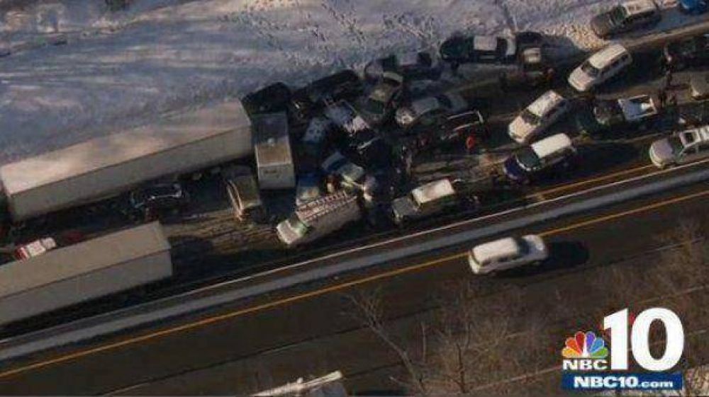 Impresionante accidente en cadena de m�s de 100 autos en Pensilvania