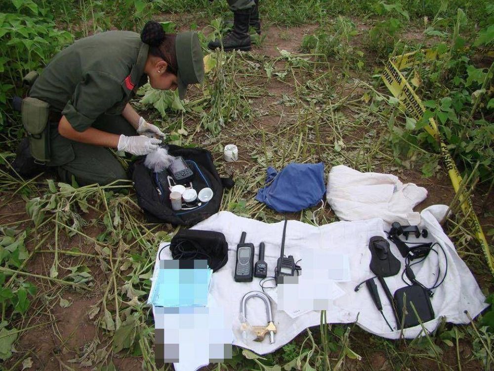 Gendarmer�a incaut� una aeronave furtiva, hay tres detenidos 