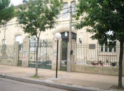 La FEB decidi� no comenzar las clases, si no se logra un acuerdo salarial con la provincia
