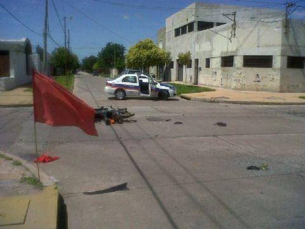 Una moto choc� una camioneta en la esquina de 165 y 17