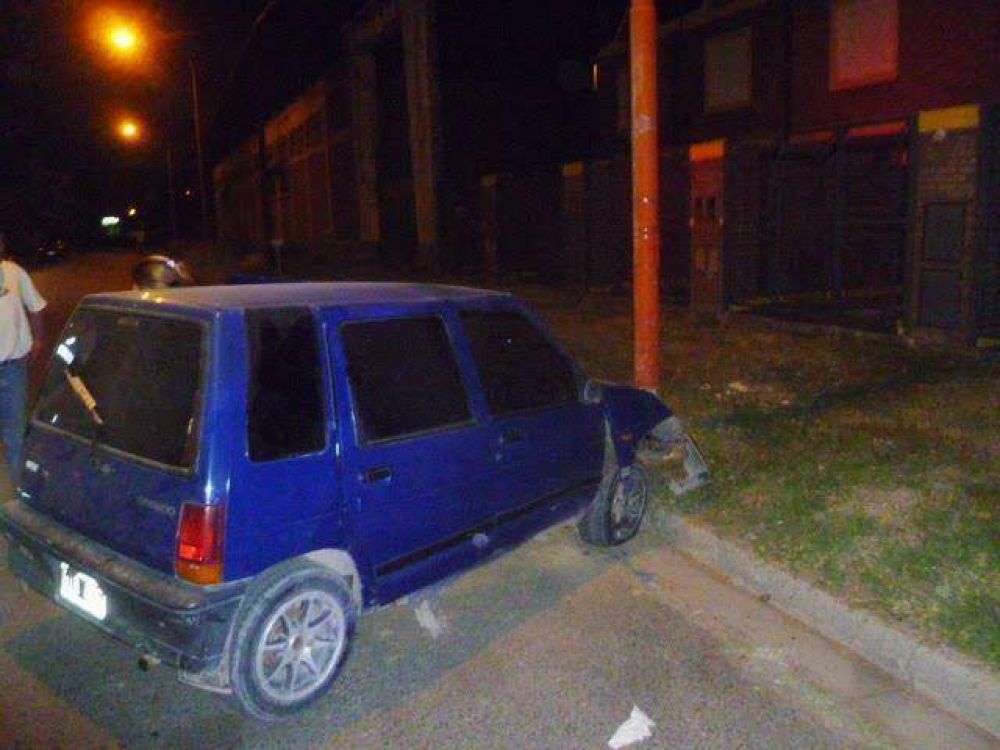 Un conductor y su hija de 2 a�os, heridos tras chocar con un poste