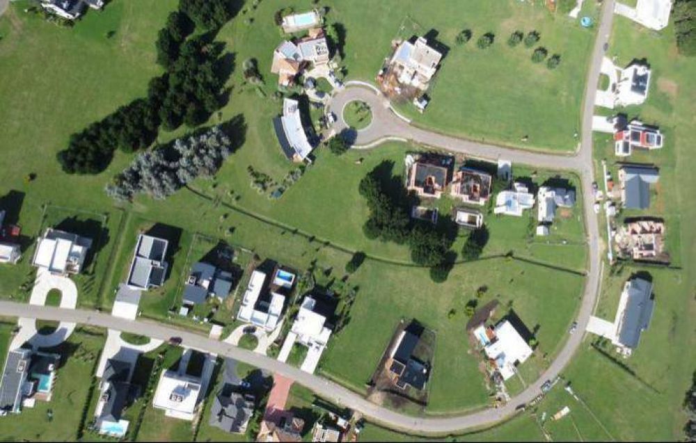 Arba detect� 232 casas sin declarar en un country con aportes de un drone