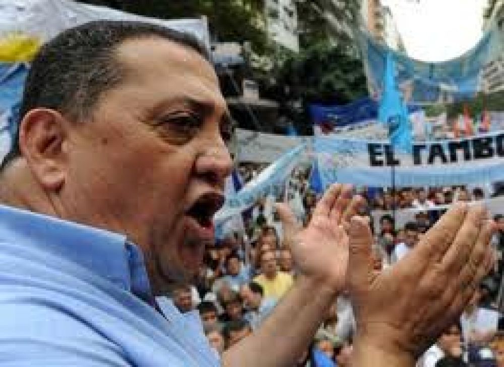 Luis D'El�a: "La derecha fascista y golpista, amenaza a Venezuela una vez mas"
