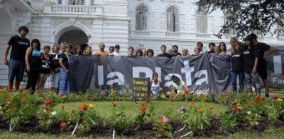 "Vamos a inundar la ciudad de jardines de la memoria"