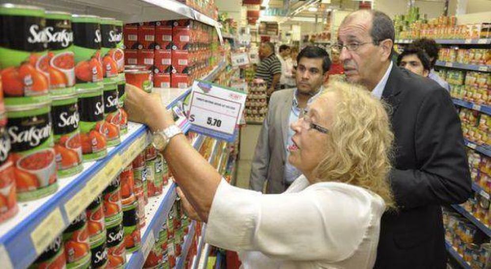 En un gesto pol�tico, Intendenta de Campana se puso al frente de los controles de precios