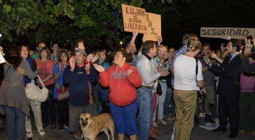 Luj�n: Marcha e incidentes frente la municipalidad en pedido de justicia