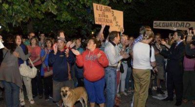 Luj�n: Marcha e incidentes frente la municipalidad en pedido de justicia