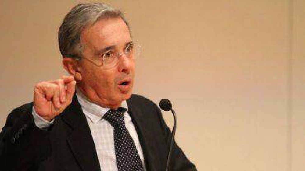 Uribe lanz� una campa�a de un mill�n de firmas contra la "dictadura sanguinaria" en Venezuela