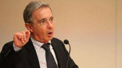 Uribe lanz� una campa�a de un mill�n de firmas contra la "dictadura sanguinaria" en Venezuela