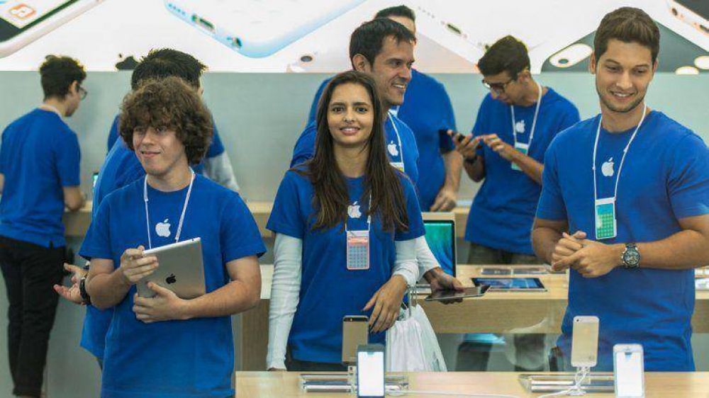 Miles de personas aguardaron en fila la apertura del Apple Store de Rio de Janeiro
