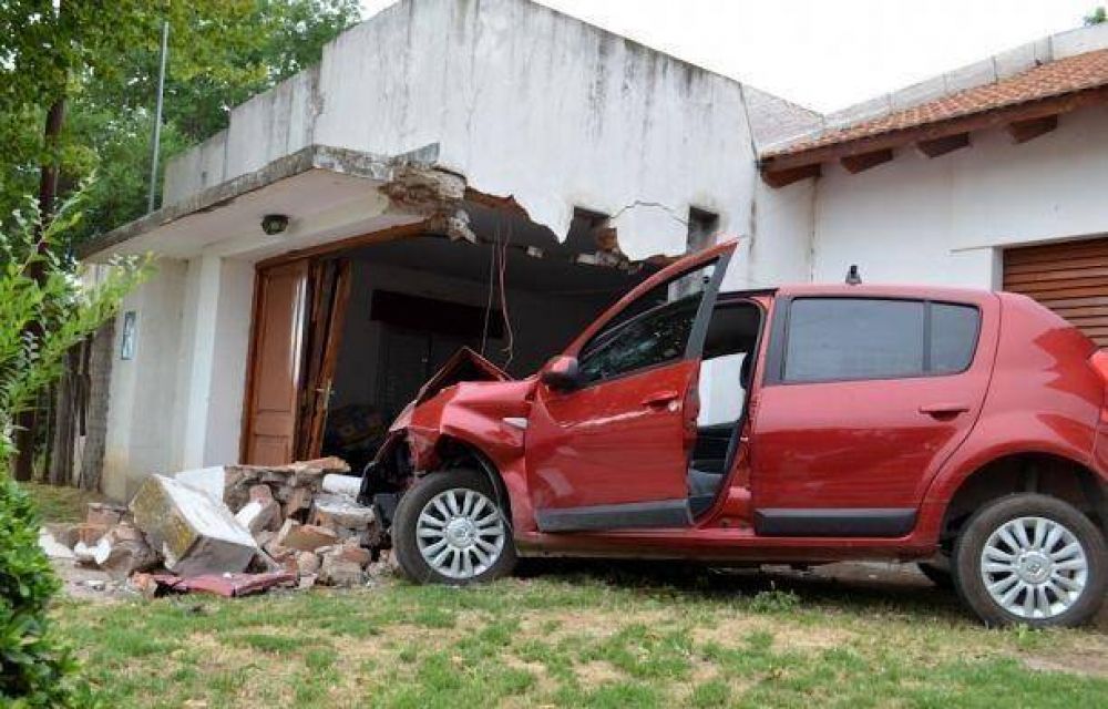 Pico: perdi� el control de su auto y se incrust� en una vivienda