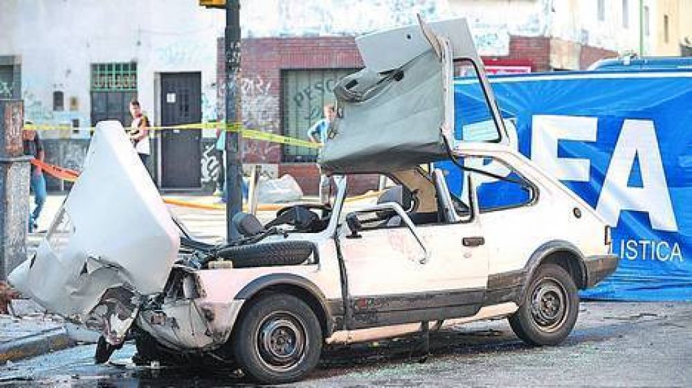 Perdi� el control y choc� a un colectivo: un muerto y 6 heridos