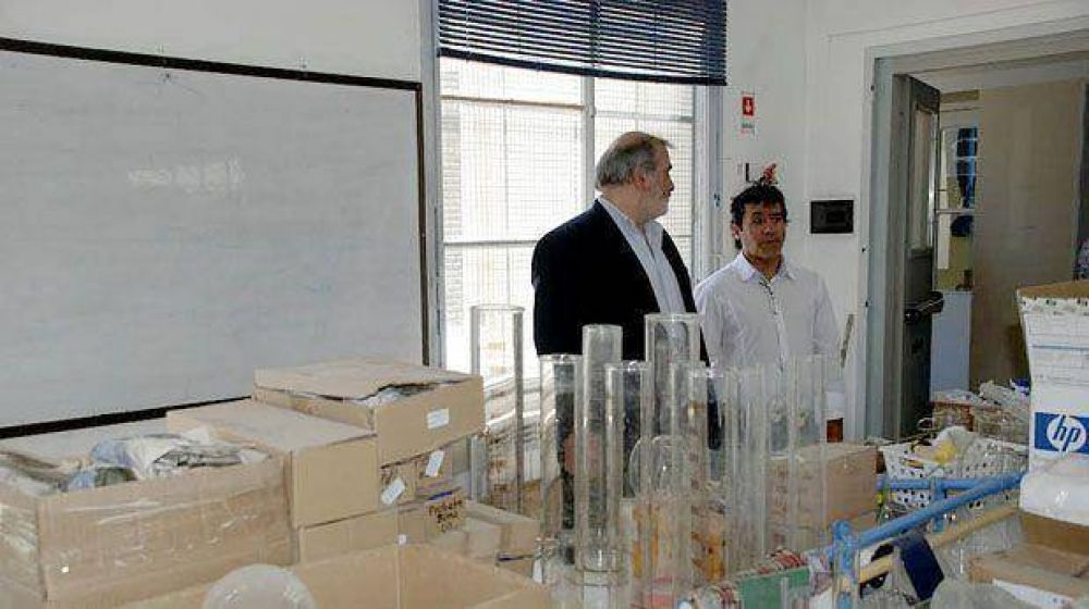 El ministro de Educaci�n releva las necesidades de escuelas de Comodoro