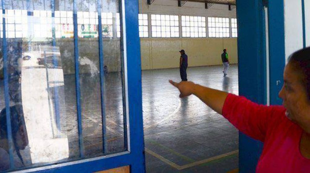 Hacen punter�a contra la puerta de una escuela en el barrio Juan XXIII