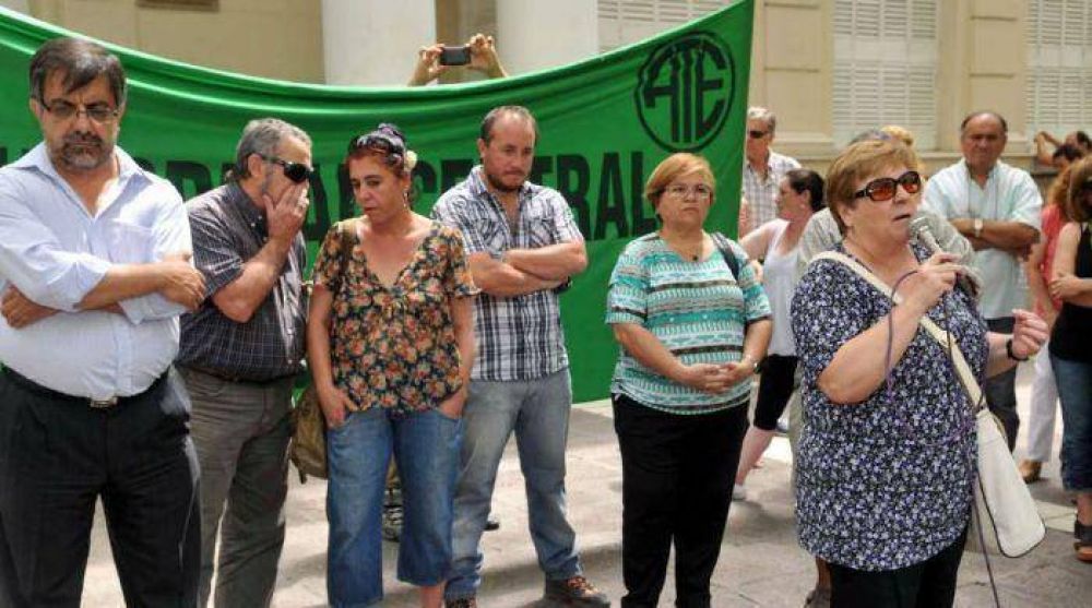 La UCR y los gremios refutan a P�rez
