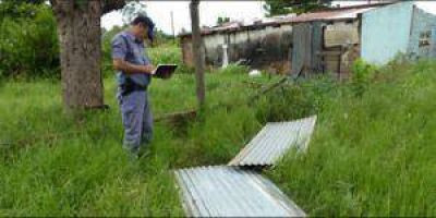 Ladrones sorprendidos sustrayendo chapas de una escuela