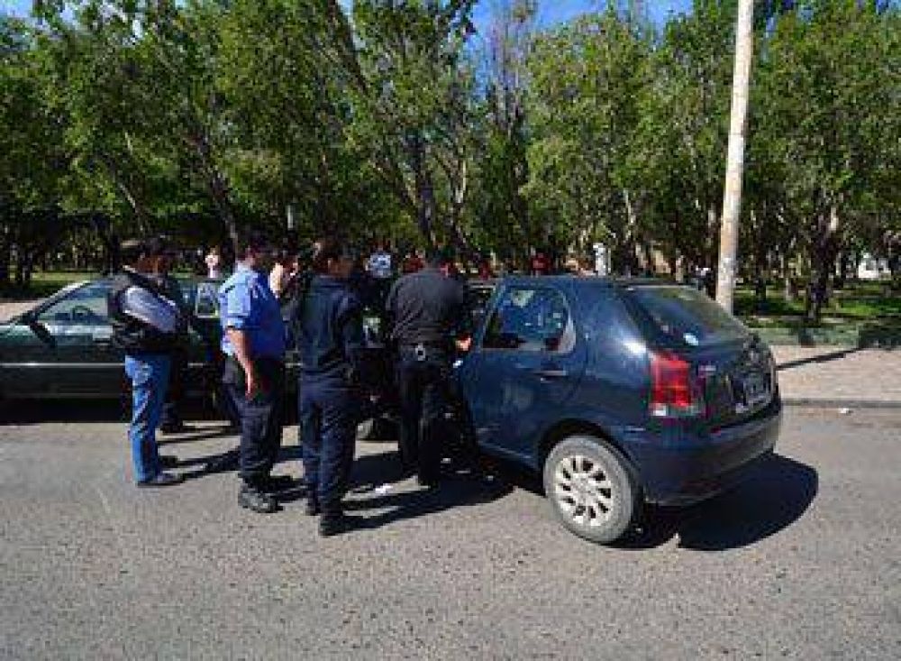 Choc� auto estacionado y acab� detenida