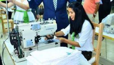 FONTEX entrega guardapolvos confeccionados localmente y que se distribuir� a los escolares
