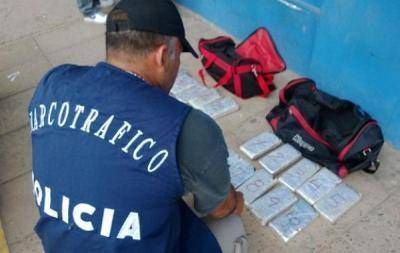 La Polic�a, incaut� 20 panes de marihuana abandonada en dos bolsos en la zona del mercadito