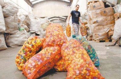 Reciclado de tapitas y papeles: del tacho de basura a la salud p�blica