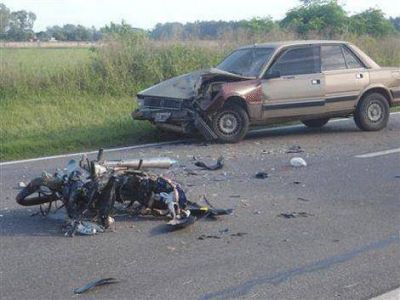 Un lesionado grave en un choque entre una moto y un auto en Ruta 5 