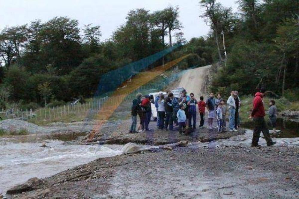 Diez familias quedaron aisladas por desborde en Aguas Blancas
