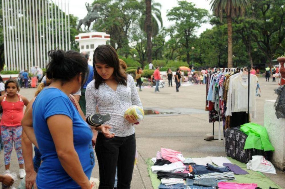 En las plazas se consigue ropa usada desde $5