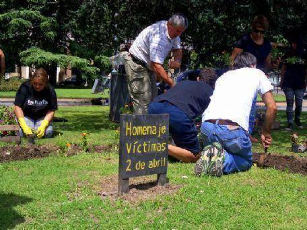 Vecinos y familiares de v�ctimas reconstruyeron el Jard�n de la Memoria