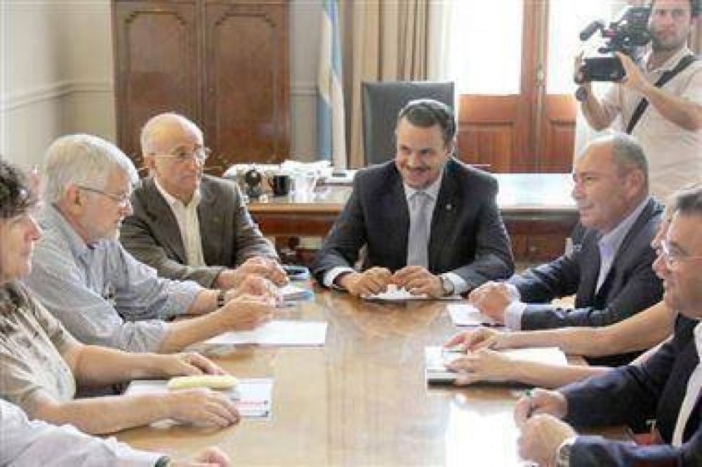 Las puertas que abre y que cierra el Gobernador Bonfatti