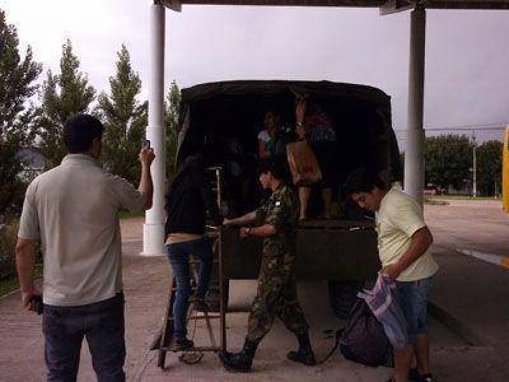 El regimiento local brinda apoyo a localidades aisladas por las lluvias