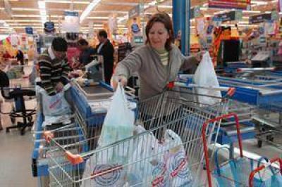 Proponen que los supermercados paguen "de inmediato" las multas por incumplir con Precios Cuidados