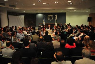 El Gobierno anunci� una suba del 30% para los estatales