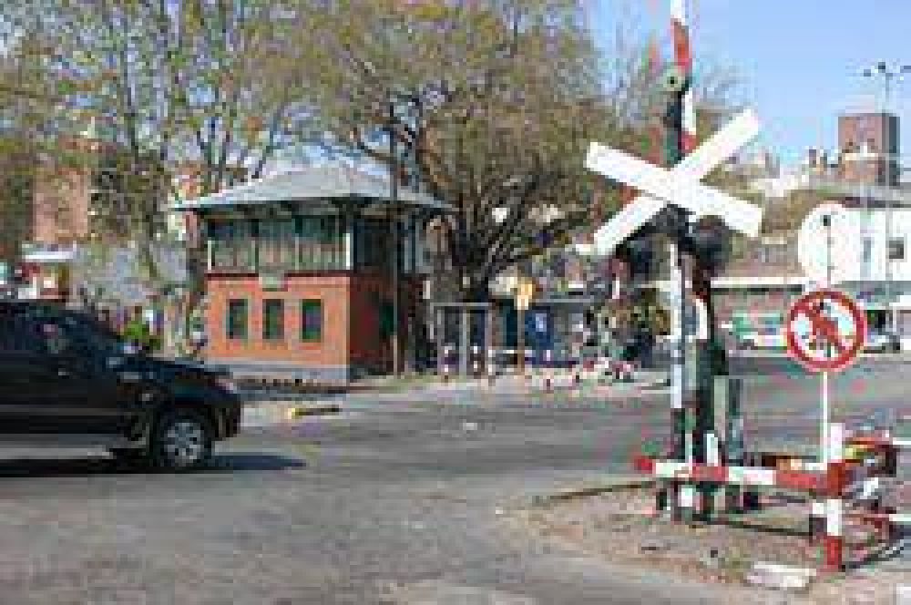 Instalan el obrador para comenzar con el bajo v�as de Bernal en la calle Espora
