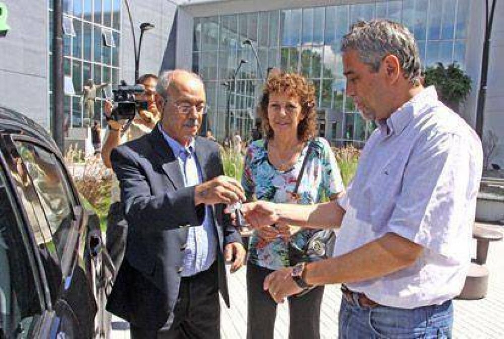 Ferraresi entreg� el 0 km al vecino ganador del sorteo entre contribuyentes al d�a