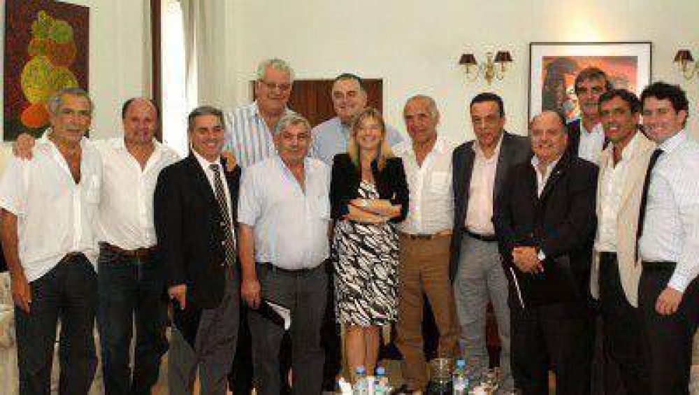 Carossi y otros 10 intendentes de la 2da. Seccin, se reunieron con la Ministra lvarez Rodrguez