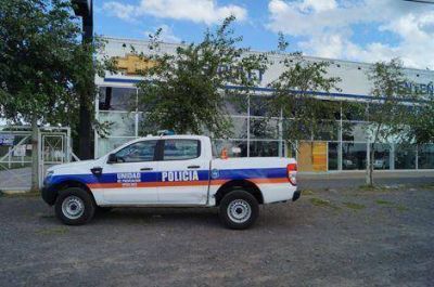 Rompen la vidriera e intentan robar una camioneta en Centenario Automotores 