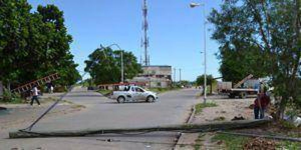 Poste cae sobre una colectora generando complicaciones