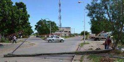 Poste cae sobre una colectora generando complicaciones