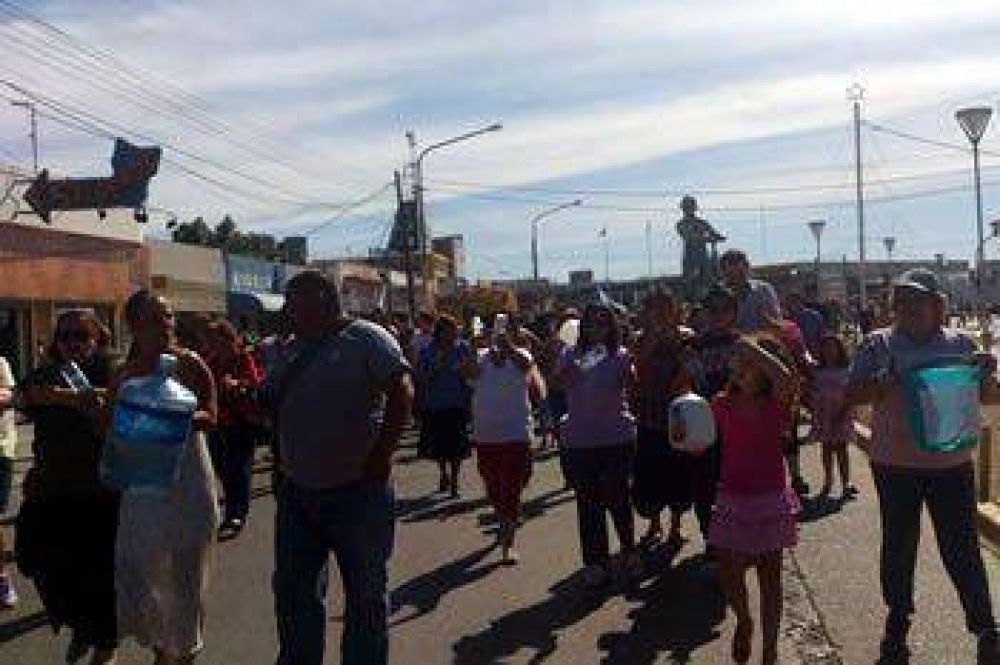 LA GENTE DESCARGO SU BRONCA EN LAS CALLES POR LA FALTA DE AGUA