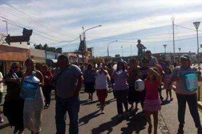 LA GENTE DESCARGO SU BRONCA EN LAS CALLES POR LA FALTA DE AGUA