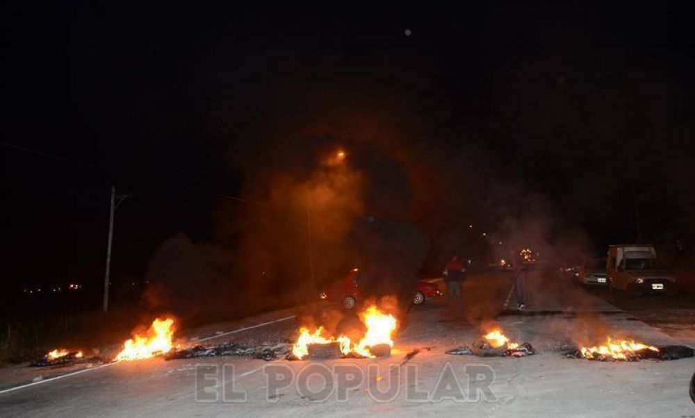 Vecinos del barrio Cuarteles cortaron la avenida tras disturbios con la Polic�a