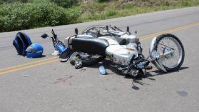 Violento choque de dos motos