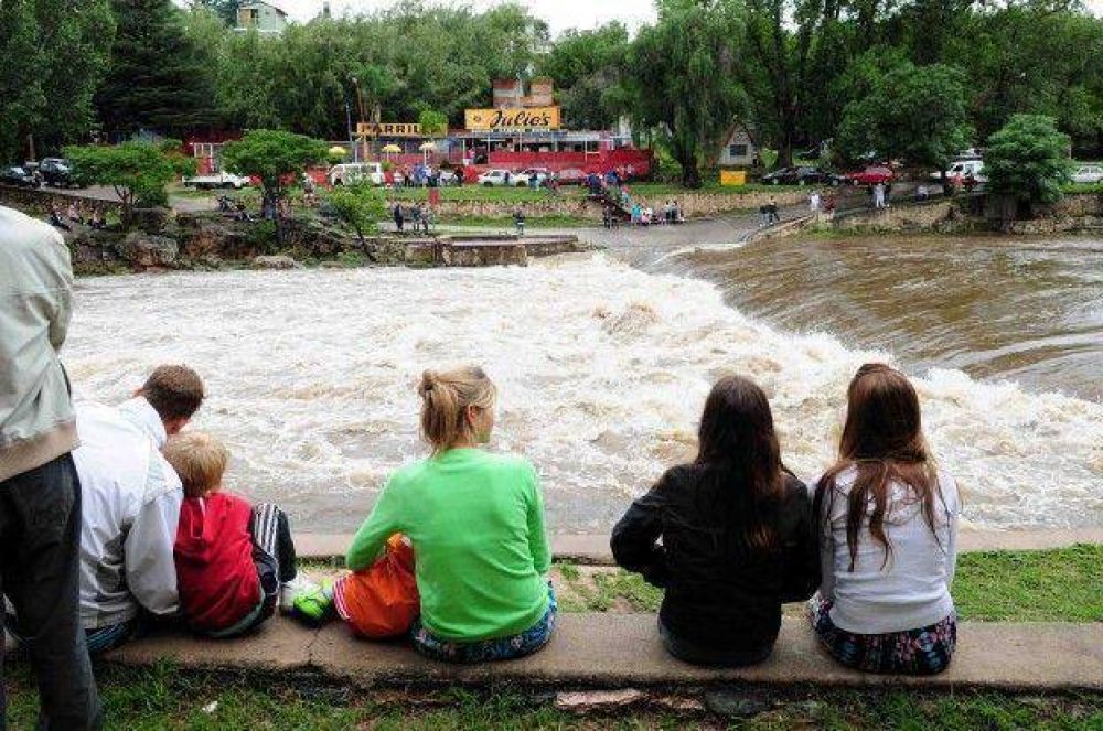 Una creciente de tres metros llen� el r�o en Villa Carlos Paz
